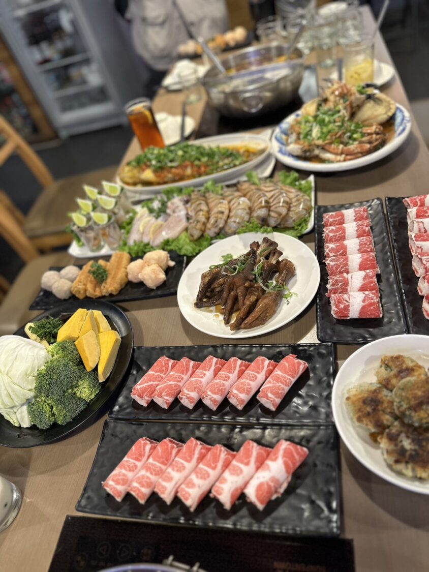 三重「麻妃麻辣火鍋」爆紅!產地海鮮、高檔肉品征服饕客味蕾 好滿足,「麻妃麻辣火鍋」滿滿一整桌無菜單料理、產地直送海鮮、高檔肉品征服饕客味蕾。(圖/記者翻攝)