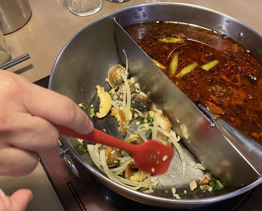 三重「麻妃麻辣火鍋」爆紅!產地海鮮、高檔肉品征服饕客味蕾 「麻妃麻辣火鍋」的桌邊服務,親切尊貴,感受完全不亞於五星級飯店的水準。(圖/記者翻攝)