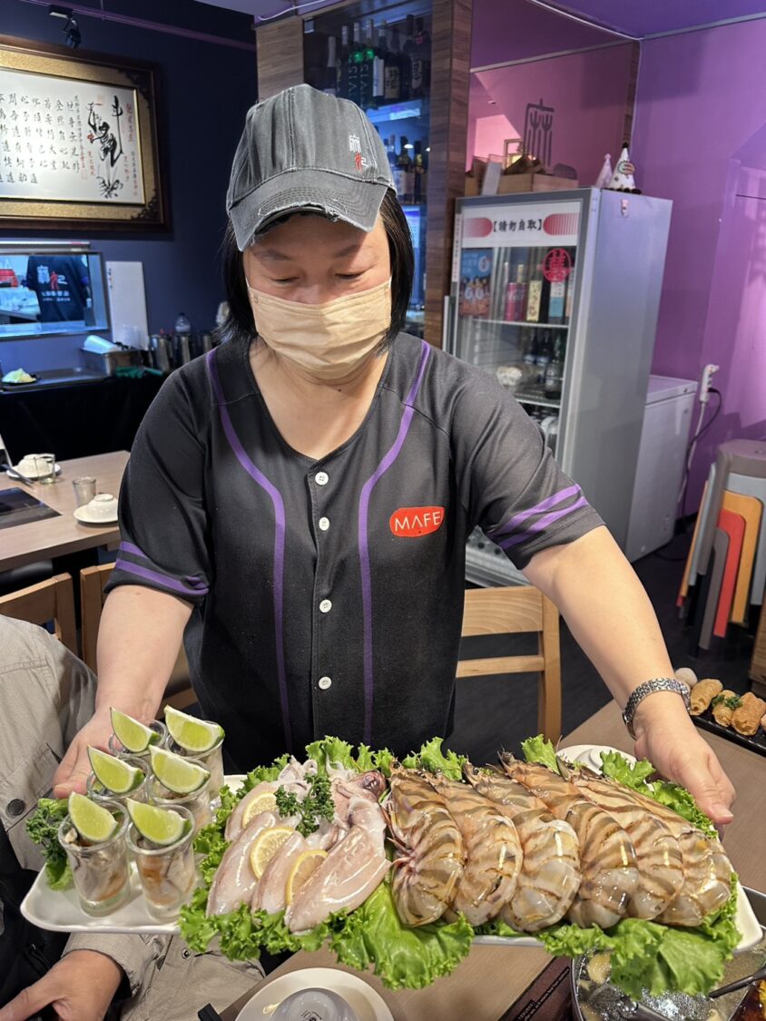 三重「麻妃麻辣火鍋」爆紅!產地海鮮、高檔肉品征服饕客味蕾 上桌了!精選海鮮拼盤包含蛤蜊、現撈小花枝、日本牡蠣杯、野生大明蝦等豐富內容,令人食指大動。(圖/記者翻攝)