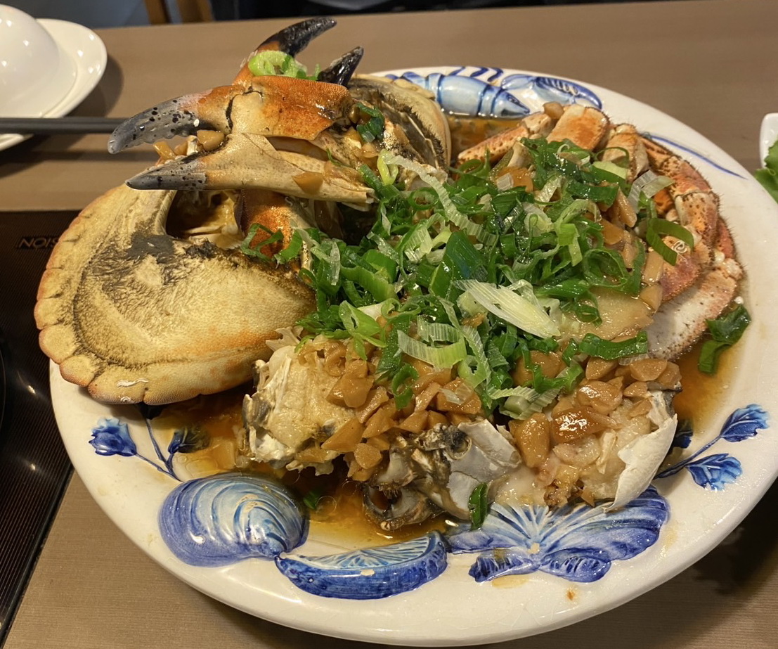 三重「麻妃麻辣火鍋」爆紅!產地海鮮、高檔肉品征服饕客味蕾 石頭蟹料理使用食材是店內產地直送海鮮,頂級食材,口感頂級。(圖/記者翻攝)