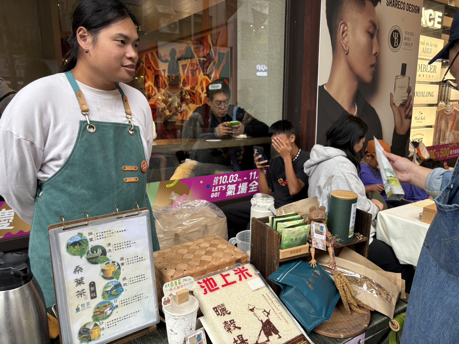 「里瓏好啊!」台東關山好物西門町亮相 黃仁力推「慢活小鎮」魅力 關山鎮和池上鎮同屬台東縣,兩地都以種植稻米聞名,關山鎮的特產是關山米,池上鎮的特產是池上米,兩者各具特色。(圖/記者翻攝)