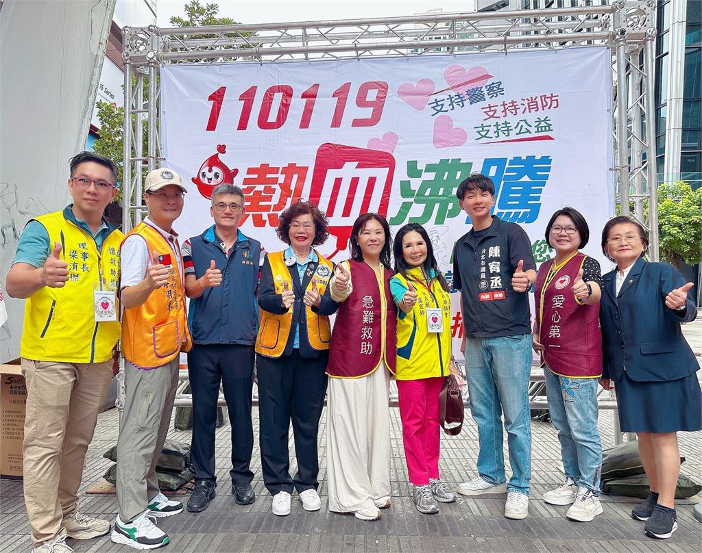 「亞太急難關懷救助協會」舉辦捐血公益活動 創辦人盧宜鈴老師堅持27年只為讓愛延續 因為有愛、所以溫暖,創辦人盧宜鈴老師(右四) 、港湖陳宥丞議員(右三) 、台北市社會局姚淑文局長(右二)、亞太急難關懷救助協會理事長梁淯傑(左一) 讓公益成為日常、讓社會更有光。(圖/亞太急難關懷救助協會 提供)