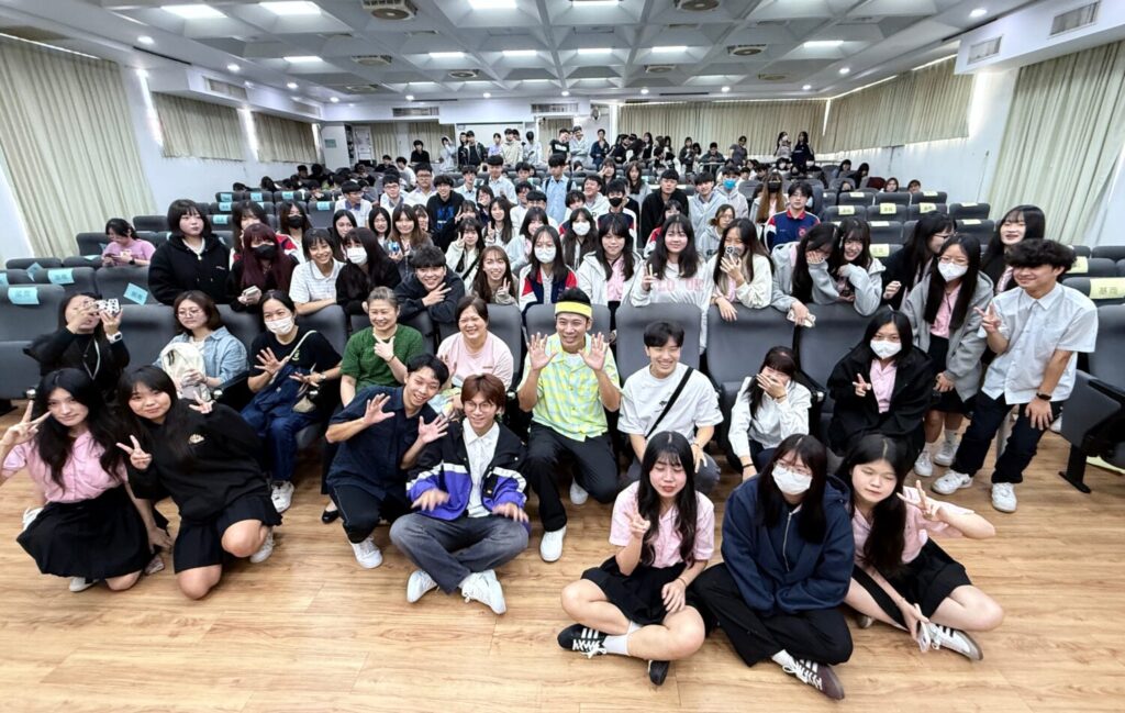 企管系成「蕉」點! 香蕉哥哥直面大學生「負評」焦慮、親授「冰山 理論」下的微笑心法 香蕉哥哥與同學合照。(圖/臺北城市科技大學 企業管理系提供)