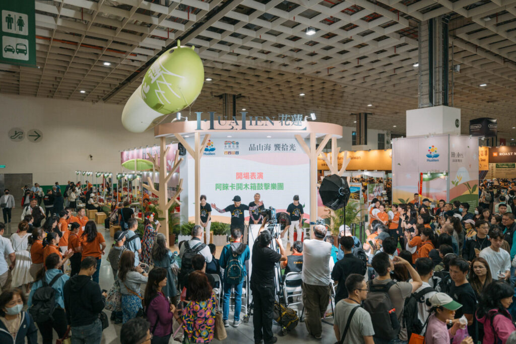 花蓮館四天吸引超過千位國內外消費者支持 為蜜香紅茶及精品咖啡展現國際市場強勁潛力 花蓮館多元舞台活動吸引消費者駐足提升買氣。(圖/主辦單位 提供)