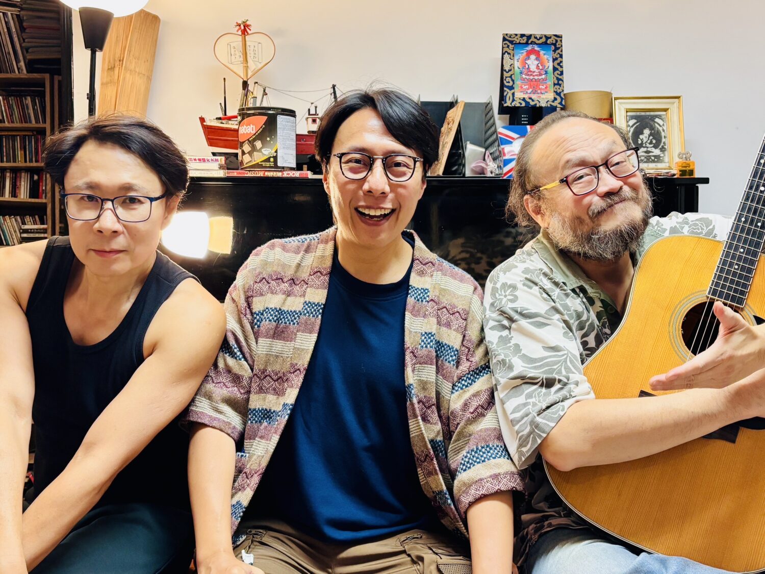 傳奇樂手與歌王合體「好友港節」劉志遠、謝宇威再獻藝!張啟樂三度總召「港仔台爸」超感動 左起-傳奇樂手劉志遠、金鐘主持張啟樂、歌王謝宇威,為在台灣的港澳人士出一份力。(圖/好友港節 提供)