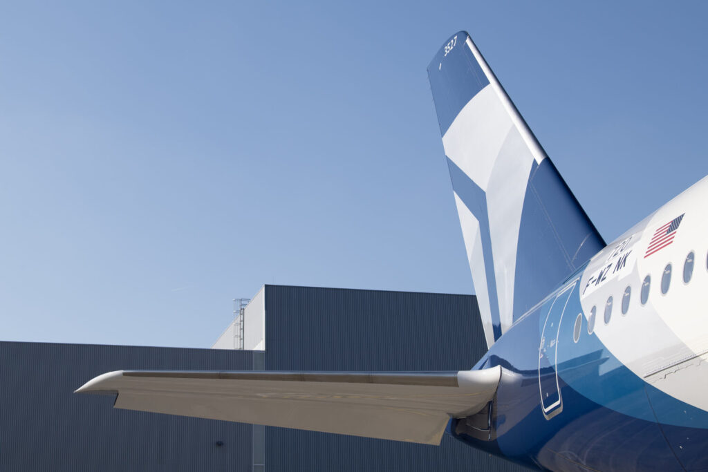 達美航空雙獲國際大獎肯定 BTN 與《富比士旅遊指南》評選全美最佳 達美航空百年紀念塗裝機尾設計,象徵品牌以創新與服務為核心的傳承與未來願景。(圖/達美航空 提供)