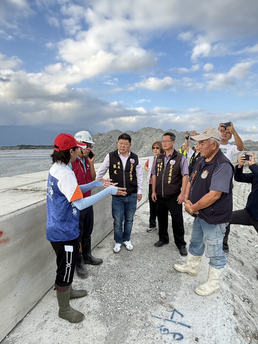 馬太鞍溪堰塞湖潰壩衝擊擴大 張峻議長今再赴現場督導四大野溪清淤進度 張峻議長(前排中)及林源富議員(右二)、蔡依靜議員(左一)在現場聽取河段清淤作業進度情況。(圖/記者趙靜姸 翻攝)