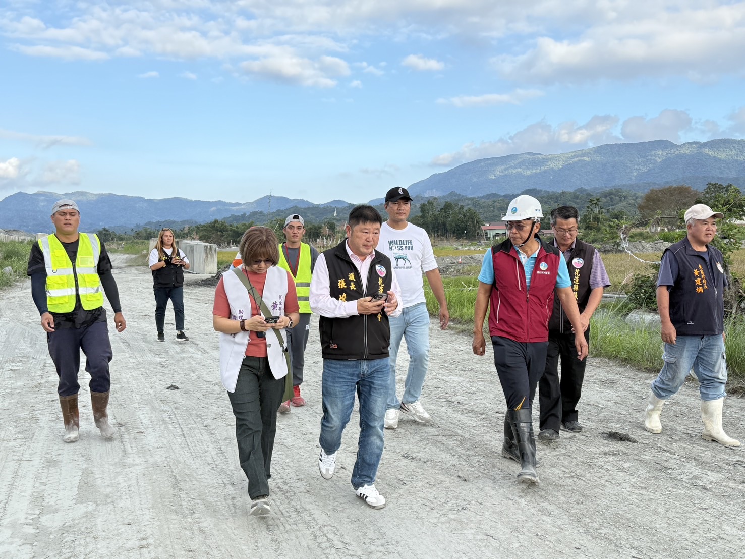 馬太鞍溪堰塞湖潰壩衝擊擴大 張峻議長今再赴現場督導四大野溪清淤進度 張峻議長服務團隊和蔡依靜議員今(24)日再度到場會勘了解搶修進度。