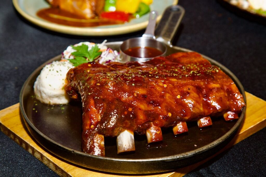 台北也能吃到道地美式煙燻風味!ABV美式餐酒館推出「密蘇里八道招牌料理」 密蘇里風味香辣煙燻肋。(圖/ABV 美式餐酒館 提供)