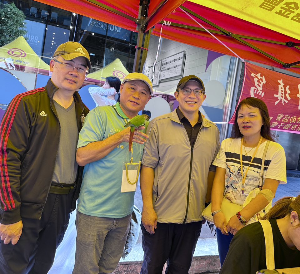 「亞太急難關懷救助協會」舉辦捐血公益活動 創辦人盧宜鈴老師堅持27年只為讓愛延續 有機茶園「白錦祥茶王子」(左二)。(圖/亞太急難關懷救助協會 提供)