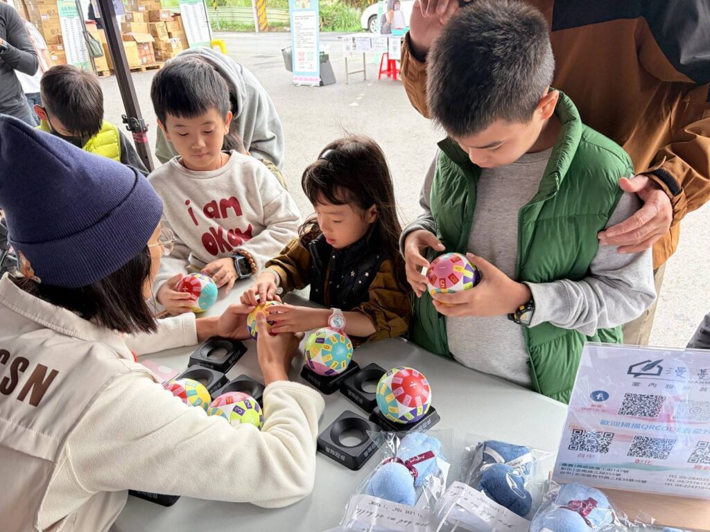 《魔球點亮宜蘭浪礙長青公益活動》 「魔力大使」林連勝攜手青年傳遞善的力量 孩子們在現場專注體驗魔球操作,親子共同參與增添活動溫度,展現公益推廣的跨世代魅力。(圖/記者林家嘉翻攝)