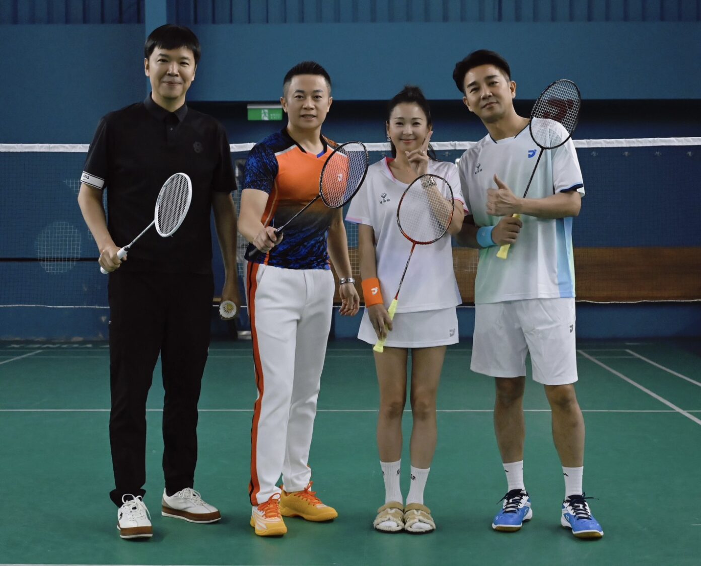 「愛星盃」最高規格羽球賽眾星閃耀圓滿落幕!「愛羽球」贊助全捐公益超暖心 「中華羽球協會理事長」張國祚、「愛羽球」創辦人施冠伸與兩隊隊長謝承均、六月(由左至右)開心合影。(圖/愛羽球提供)