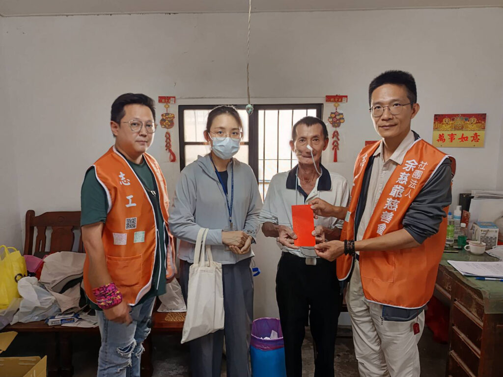 在孤單的角落點亮希望 「余慈爺慈善會」助老翁重燃生活之光 余慈爺慈善會志工團前往烏日探訪罹患口腔癌的于老先生,親手送上急難救助金與關懷物資,場面溫馨感人。(圖/記者林家嘉翻攝)