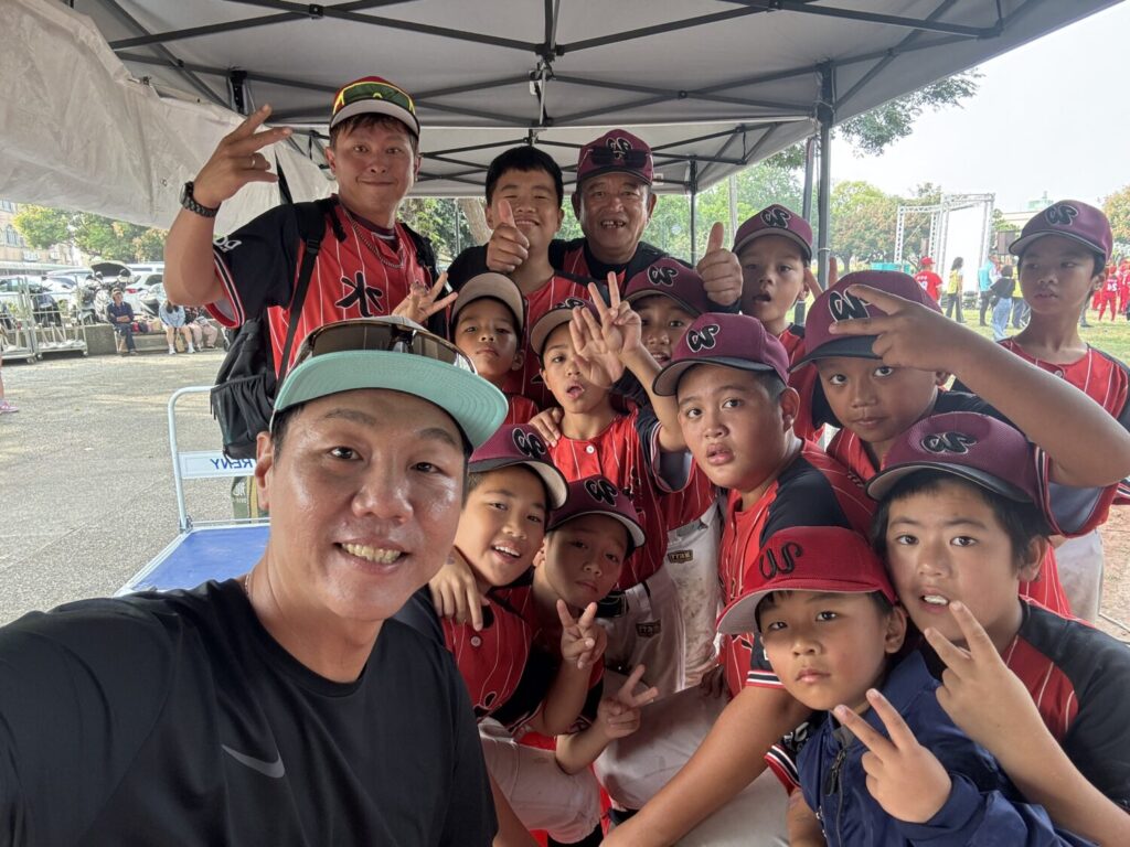 《野孩子起步走》偏鄉少棒公益賽開打 林益全:孩子的笑容就是棒球最純粹的力量 「神全」林益全賽後與小球員親切互動自拍,孩子們開心比出勝利手勢,現場洋溢溫馨與活力。(圖/記者林家嘉翻攝)
