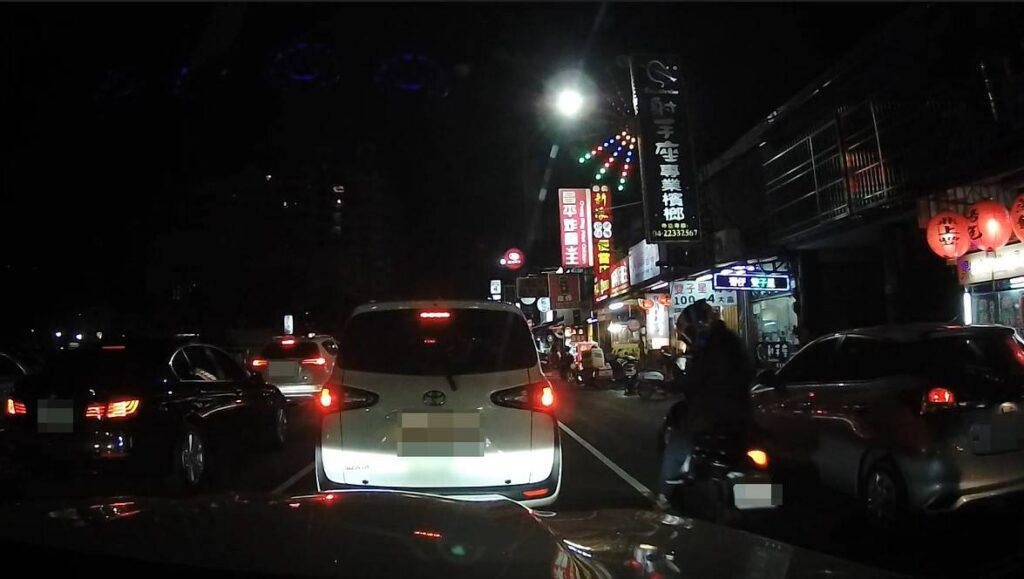 以為只是「踏板彈出」 竟釀肇逃代價慘重 陳姓女子騎乘機車停等紅燈時,疑似飛旋踏板彈出不慎擦撞前方車輛後離去。(圖/記者林家嘉翻攝)