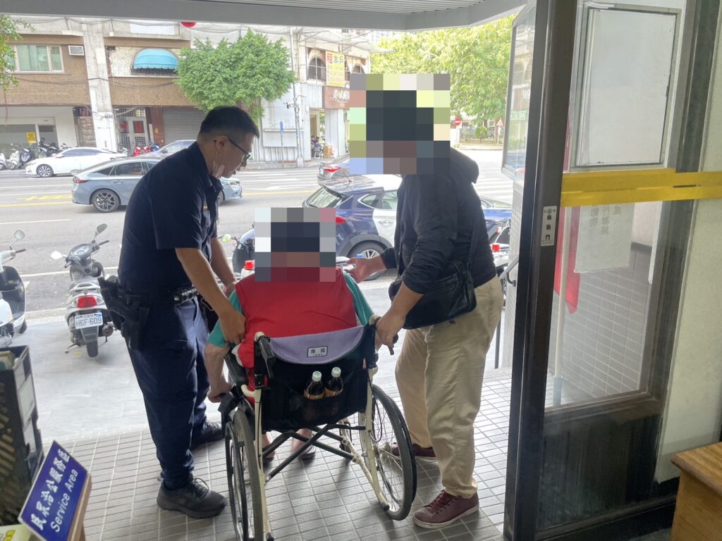 「獨坐輪椅尋妻」迷路 民權暖警助返家團圓 民權派出所員警協助老翁與家屬團聚,溫馨畫面令人感動。(圖/記者林家嘉翻攝)