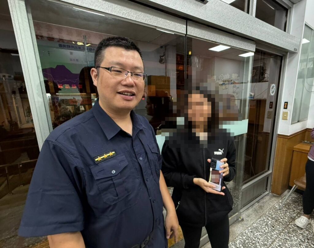 外籍移工夜市遺失手機慌張求助 「潭北警迅速協尋」暖心找回 潭北派出所警員黃笙嘉將失而復得的手機交還給月姓外籍移工,順利化解她在異鄉的焦急情緒。(圖/記者林家嘉翻攝)