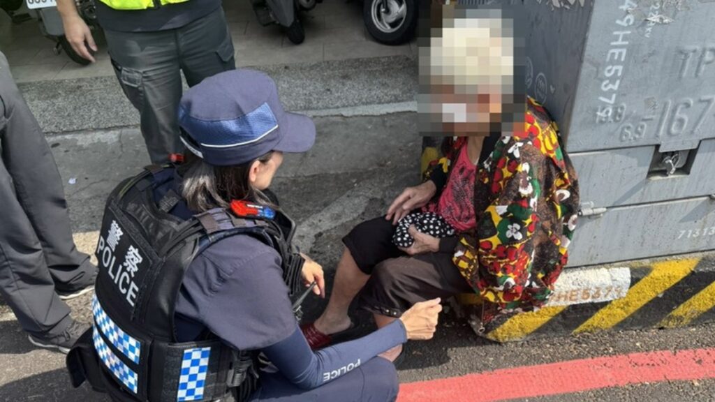 8旬婦人「迷路又跌倒」 暖警安撫情緒護送返家 老婦人疑似迷路跌坐路旁,警方與消防人員到場協助處置傷勢並安撫情緒,所幸僅輕微擦傷。(圖/記者林家嘉翻攝)