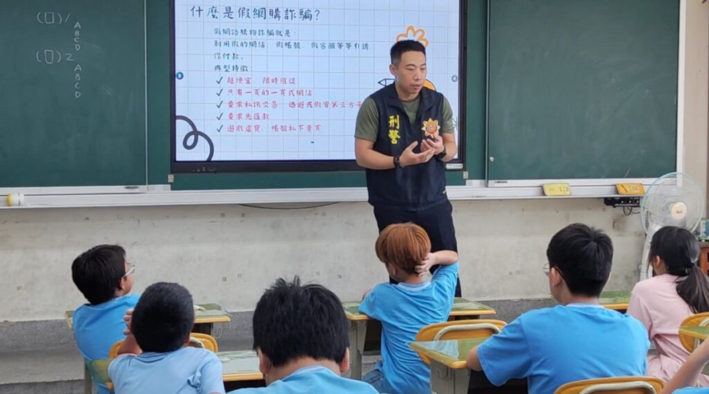 「分齡識詐」隨堂考超有梗!刑警哥哥走進校園 一堂課笑著識詐更有效 警察哥哥(圖中)走進校園開設「防詐學堂」,以輕鬆互動方式向學生講解詐騙手法與防詐觀念。(圖/記者林家嘉翻攝)