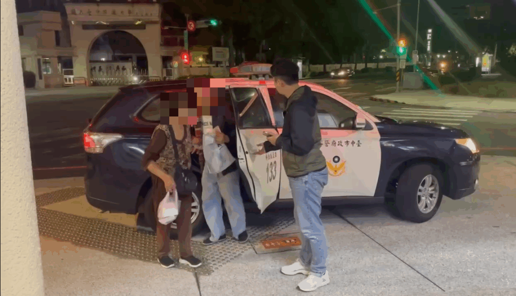 母急奔警所求助 「七小時協尋」助子平安返家團圓 警方將尋獲的失蹤男子平安帶返派出所,並協助母子順利團聚,現場氣氛溫馨。(圖/記者林家嘉翻攝)