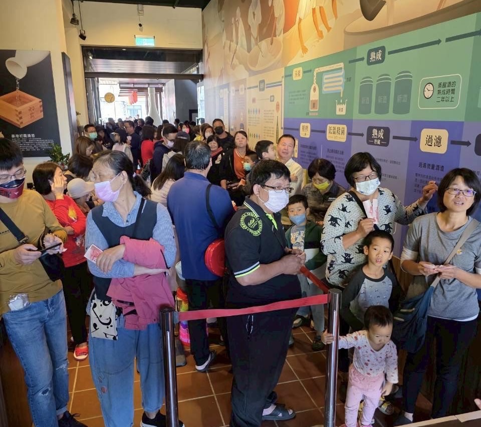 台中物調券第二天買氣翻倍!市場、夜市、商圈人潮暴增 物調券假日登場-吸引家庭一同參與。(圖/台中市政府經濟發展局提供)