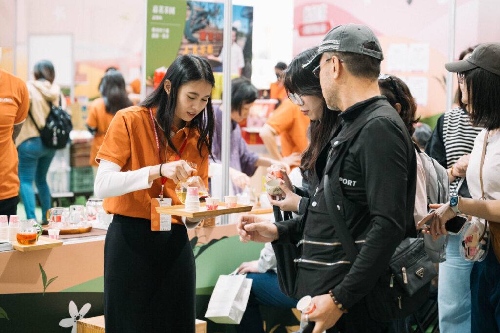 花蓮館四天吸引超過千位國內外消費者支持 為蜜香紅茶及精品咖啡展現國際市場強勁潛力 消費者試飲花蓮蜜香紅茶,讚不絕口。(圖/主辦單位 提供)