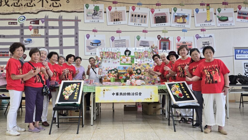 《花開福爾摩沙》驚豔登場 大龍峒銀齡手作以紙藝演繹台灣之美 大龍峒社區照顧關懷據點長者活力十足!(圖/主辦單位 提供)