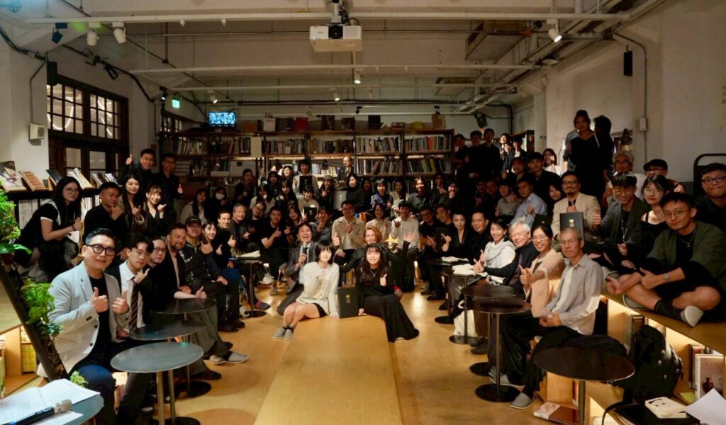 2025臺北設計獎「設計師之夜」盛大登場 國內外設計師齊聚促跨界合作 2025臺北設計獎設計師之夜,全體來賓與設計師共同合影。(圖/主辦單位 提供)