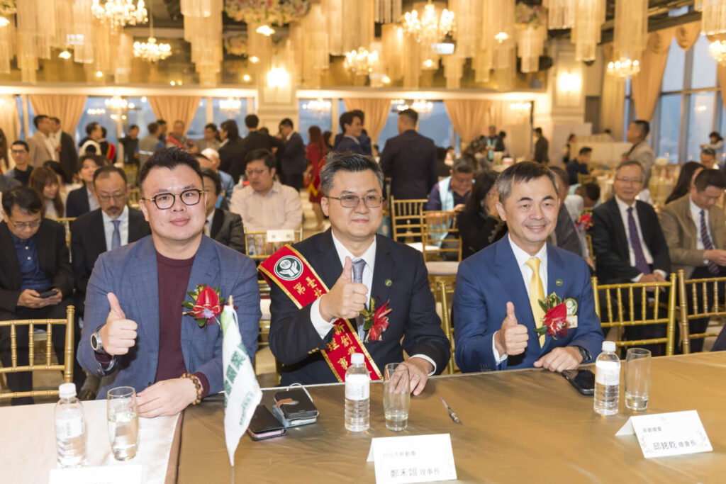 臺北市創新創業協會完成新舊交接 2026新任總舵手鄭禾翊理事長上任推動 AI 驅動創新發展 臺北市產業局局長陳俊安(左)、新任理事長鄭禾翊(中)與全國創新創業總會第27屆總會長邱銘乾(右)於典禮中合影。(圖/臺北市創新創業協會 提供)