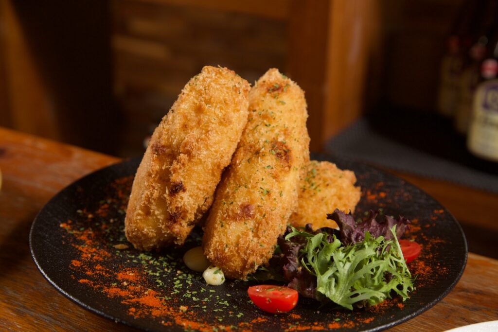 ABV閣樓餐酒館開啟歐陸新篇章 品味荷蘭質樸風情 荷蘭風味起司可樂餅。( 圖 / 業者提供 )