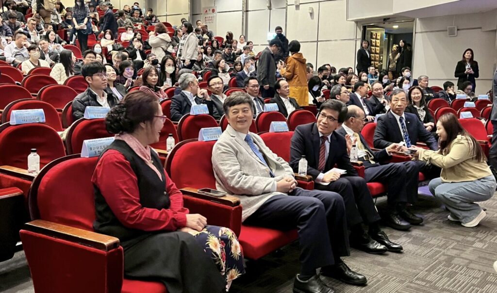 匯率波動影響壽險業財報 產官學界研討:會計準則能否忠實表達長期經營 產、官、學專家,從會計準則、資產負債管理到永續報導與內部控制,全面檢視壽險業在匯率波動下如何兼顧財務報表允當表達與長期穩健經營。(翻攝畫面)