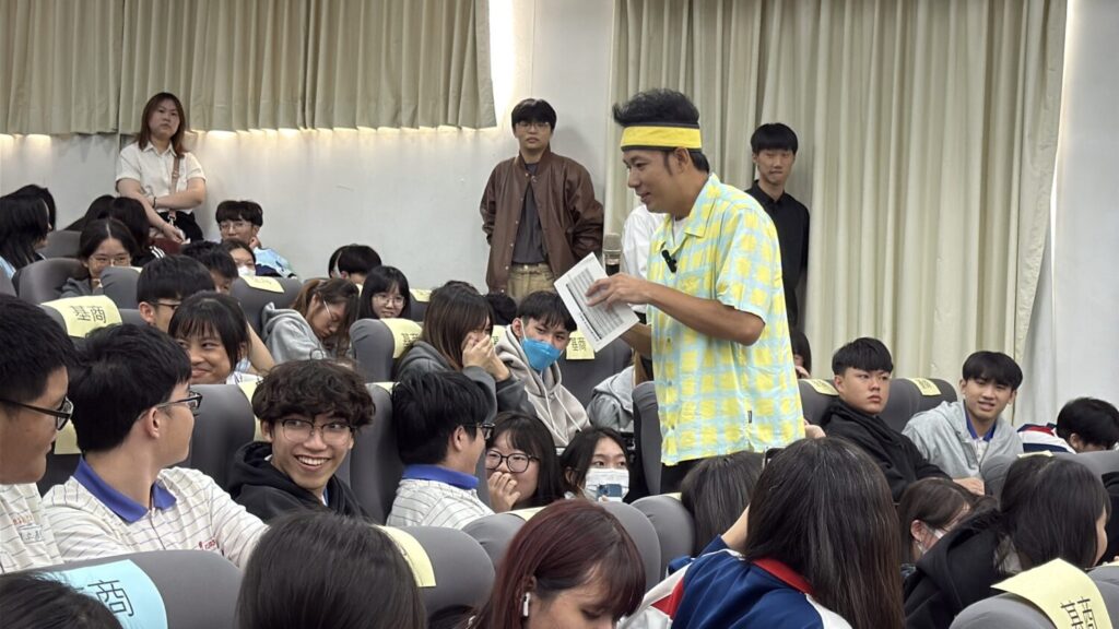 企管系成「蕉」點! 香蕉哥哥直面大學生「負評」焦慮、親授「冰山 理論」下的微笑心法 香蕉哥哥演講與同學互動。(圖/臺北城市科技大學 企業管理系提供)