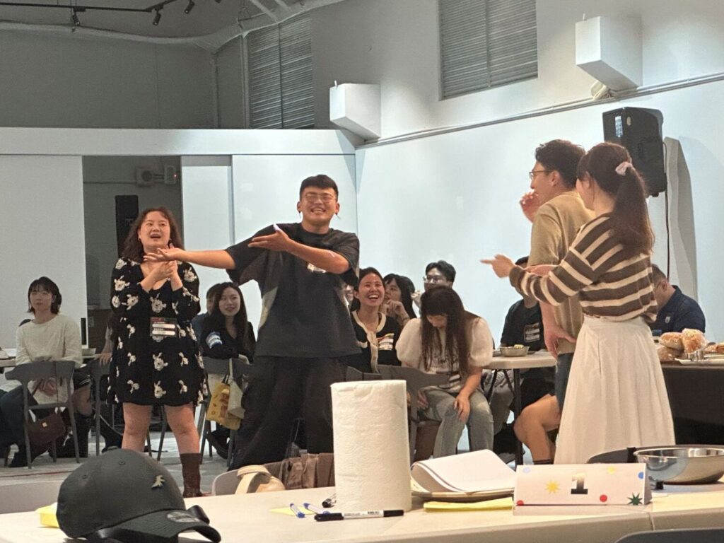 古蹟裡的潮流Speed Dating ! 新北市青年局打造全感官聯誼會 板橋放送所場次的「音樂拍檔」破冰活動以互動問答、比手畫腳、猜歌等三種遊戲炒熱氣氛。(圖/風傳媒拍攝)