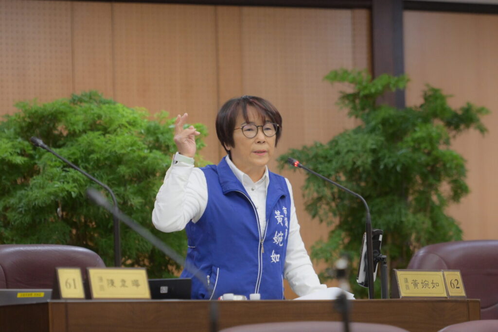 敬老卡放寬使用、雙層巴士增運能 黃婉如議員:樂生醫院應併名更正 敬老卡放寬使用、雙層巴士增運能 黃婉如議員:樂生醫院應併名更正