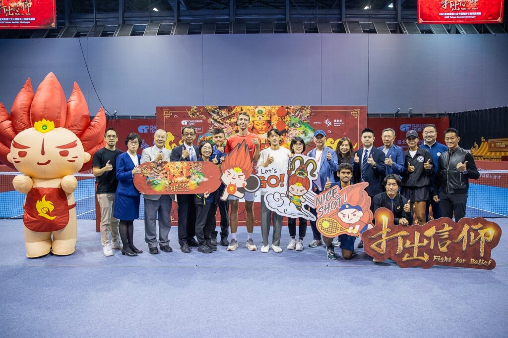 臺灣華國三太子盃》記者會體驗書法文化 2日會外賽點燃戰火 雙打首輪上演臺將內戰 謝政鵬強碰莊吉生 與會貴賓和選手合影。(圖/中華民國網球協會提供)