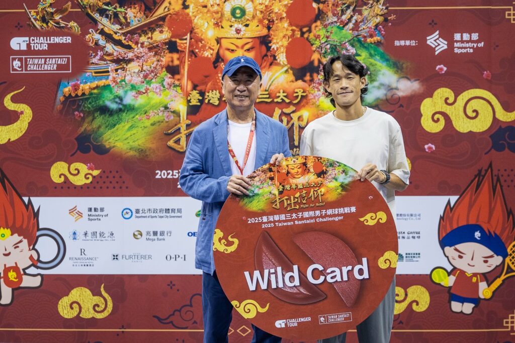 臺灣華國三太子盃》記者會體驗書法文化 2日會外賽點燃戰火 雙打首輪上演臺將內戰 謝政鵬強碰莊吉生 賽事創辦人暨太平洋網球發展基金會董事長廖裕輝(左)頒發單打會內賽外卡予莊吉生。(圖/中華民國網球協會提供)