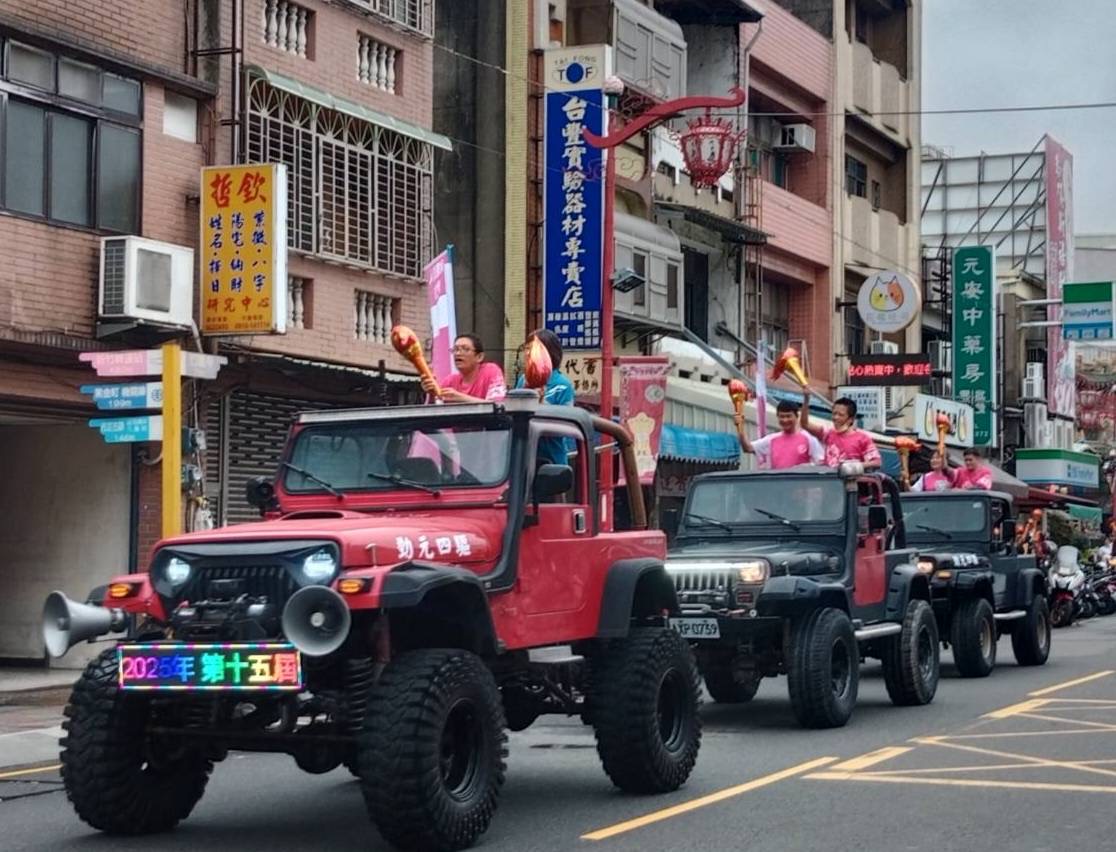 第15屆全國心智障礙者親子運動大會 聖火儀式在竹蓮寺點燃希望火種 聖火車隊遶行市區宣傳,傳遞希望與平權願景。(圖/記者黃溎芬翻攝)