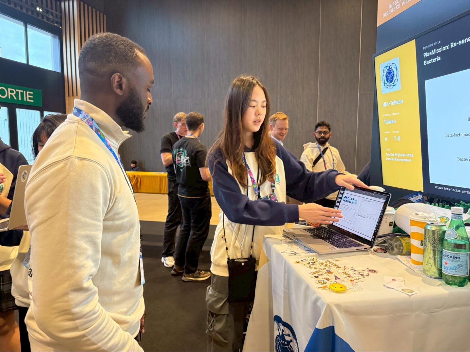 臺灣之光!HIA學生團隊以抗藥性創新研究奪下iGEM金牌榮耀 HIA學生向國際與會者介紹抗藥性研究專案,分享團隊設計的基因溝通系統與社會實踐行動,讓世界看見臺灣青年科研能量。(圖/記者張家燁翻攝)