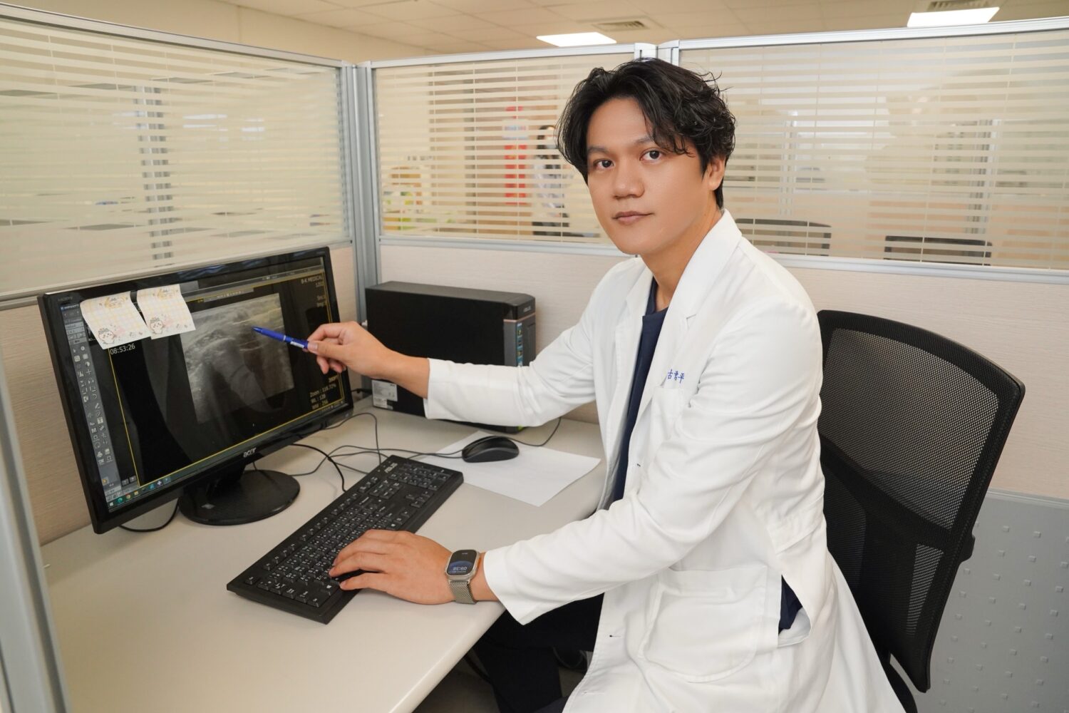 年輕乳房也會長腫瘤 真空輔助微創手術減少傷口保美觀 古君平主任指出,真空輔助微創手術可在超音波導引下精準移除腫瘤,傷口僅0.3至0.5公分,術後恢復快、乳房外觀幾乎不受影響。(圖/記者張家燁翻攝)