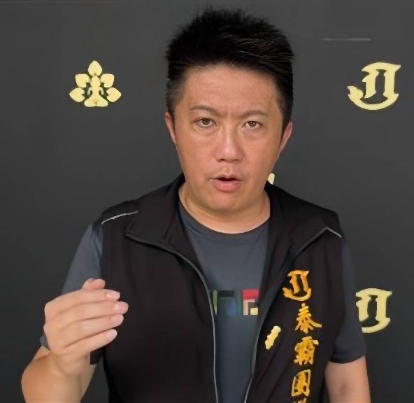 「賓賓哥再踩紅線!」樹林分局報案竟直播拍偵查隊門牌 法律界轟:已非首次挑戰公權力 賓賓哥近日多次因直播內容引發社會爭議,包含醫院直播、宣稱與警政署合作遭否認等事件。(圖/翻攝賓賓哥直播)