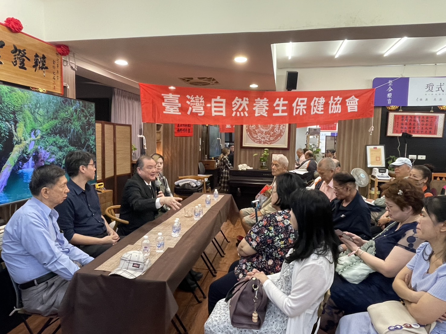 被害者坐滿現場!56民團揭醫療與司法黑洞 改革聲浪再升高 民間56個團體於研討會中與民眾面對面交流,現場座無虛席,受害者踴躍參與討論醫療與司法改革議題。(圖/主辦單位提供)