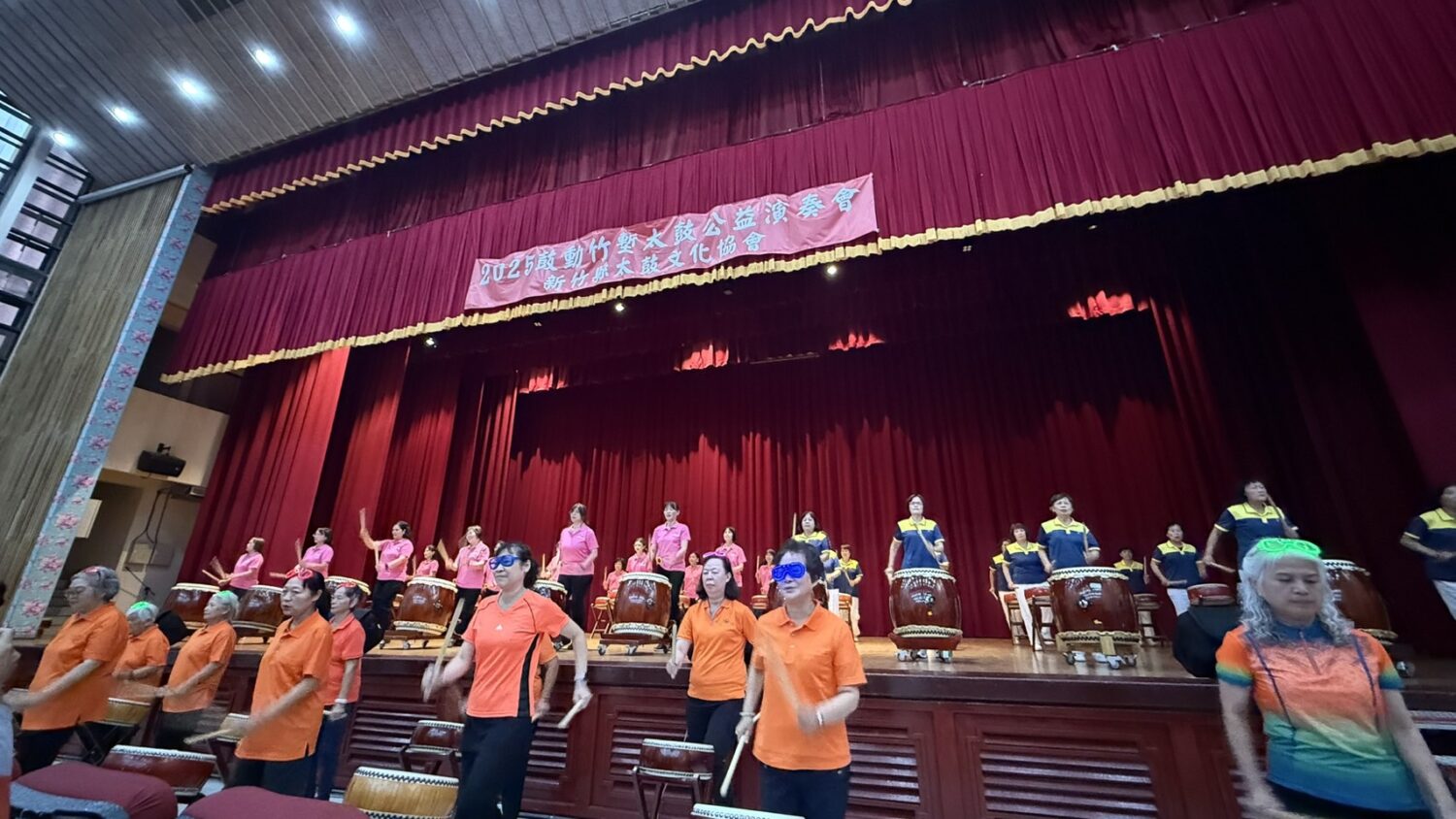 百鼓齊鳴傳遞希望 2025公益太鼓演奏會感動全場 鍾肇炬班長帶領御風太鼓班帶來精彩演出。(圖/林照東翻攝)