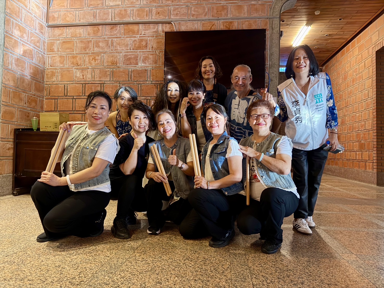 百鼓齊鳴傳遞希望 2025公益太鼓演奏會感動全場 日本淺野香老師太鼓團隊與民眾黨不分區準立委李貞秀合影。(圖記者林照東翻攝)