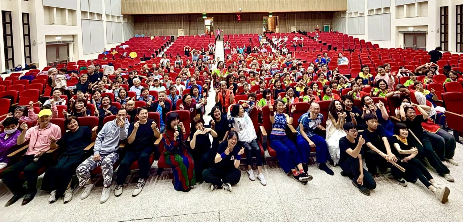 百鼓齊鳴傳遞希望 2025公益太鼓演奏會感動全場 新竹縣太鼓文化協會主辦的《2025 鼓動竹塹太鼓公益演奏會》大合照。(圖/記者林照東翻攝)