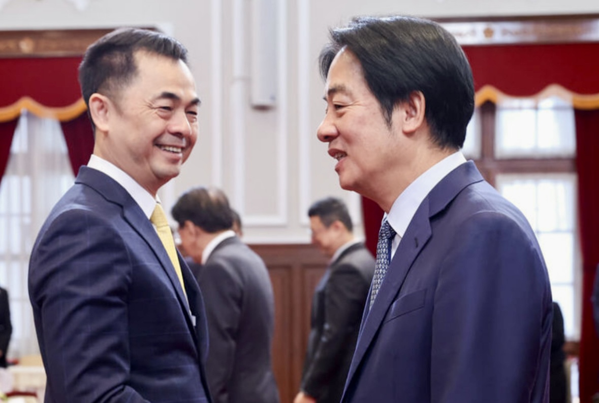 「中華民國第48屆創業楷模揭曉」跨域企業展現台灣創新實力 總統賴清德(前右)27日上午在總統府接見中華民國全國創新創業總會,賴總統與總會長邱銘乾(前左)握手致意。(圖/記者林照東翻攝)