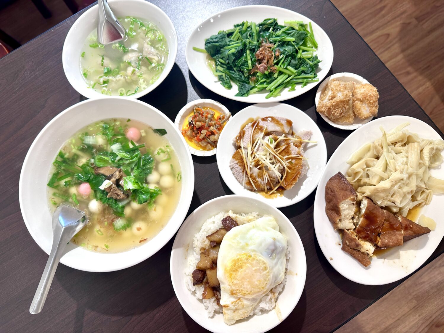 傳承三十年的古早味新登場「禾日香魯肉棧」11/29 竹北溫暖開幕 店內招牌魯肉飯搭配滷豆腐、滷白菜、油蔥乾板條與各式湯品,一桌滿滿家常滋味,展現傳統台式料理的樸實魅力。(圖/記者林照東攝)