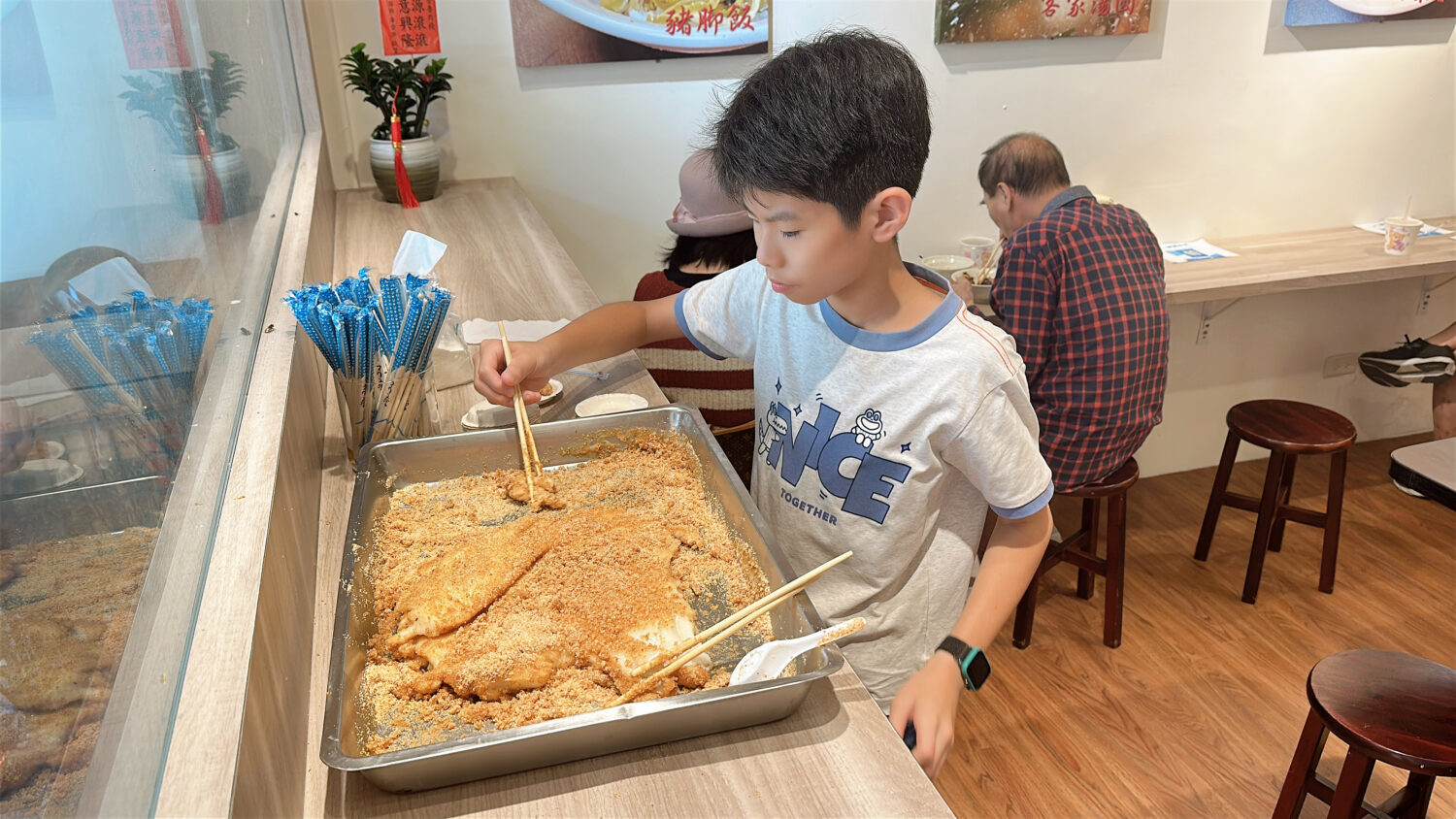 傳承三十年的古早味新登場「禾日香魯肉棧」11/29 竹北溫暖開幕 開幕期間店家貼心準備古早味手作麻糬,小朋友現場沾花生粉、玩得不亦樂乎,成為店內最受歡迎的互動亮點。(圖/記者林照東攝)
