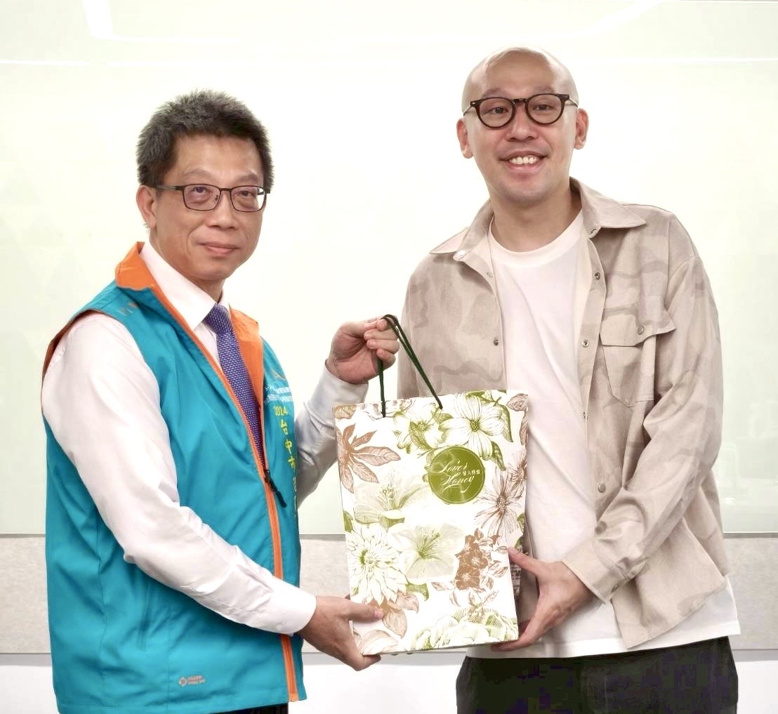 台灣跨海救援!汪喵星球啟動「宏福苑受災寵物援助」GOLS 無償配送超暖心 汪喵星球執行長、同時也是中華民國創業楷模的孫宗德(右),與台中市新創會前會長胡晉芫(左)一同出席活動,並向在場創業者分享創業歷程與實戰經驗。(圖/記者林照東攝)