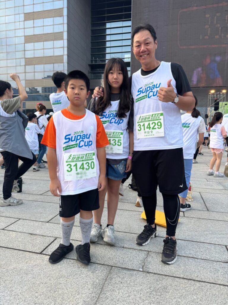 林益全親子同跑「舒跑杯」 用笑容與汗水詮釋運動的快樂 林益全帶著兩個孩子一同參賽,現場氣氛熱烈溫馨。(圖/記者林家嘉攝)