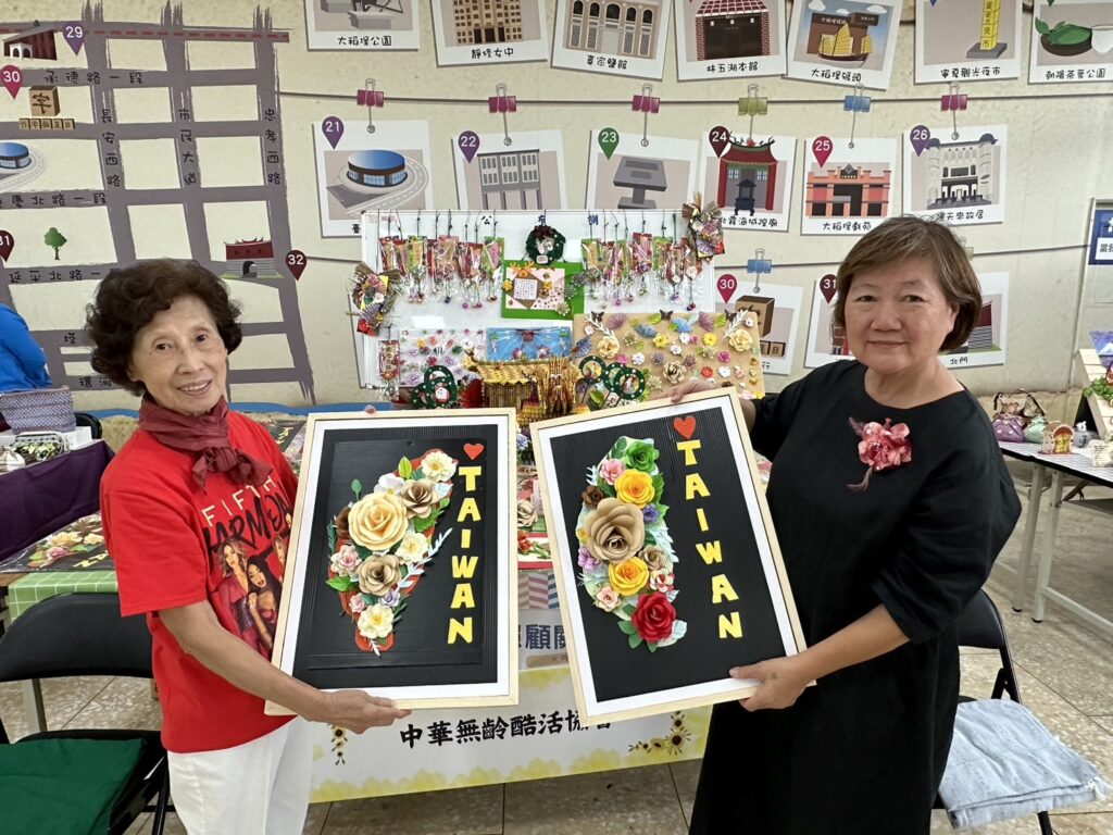 《花開福爾摩沙》驚豔登場 大龍峒銀齡手作以紙藝演繹台灣之美 (左)紙藝講師陳連豐芳、 (中)「花開福爾摩沙」紙藝作品、 (右)大同區保安里里長張賦脈。(圖/主辦單位 提供)